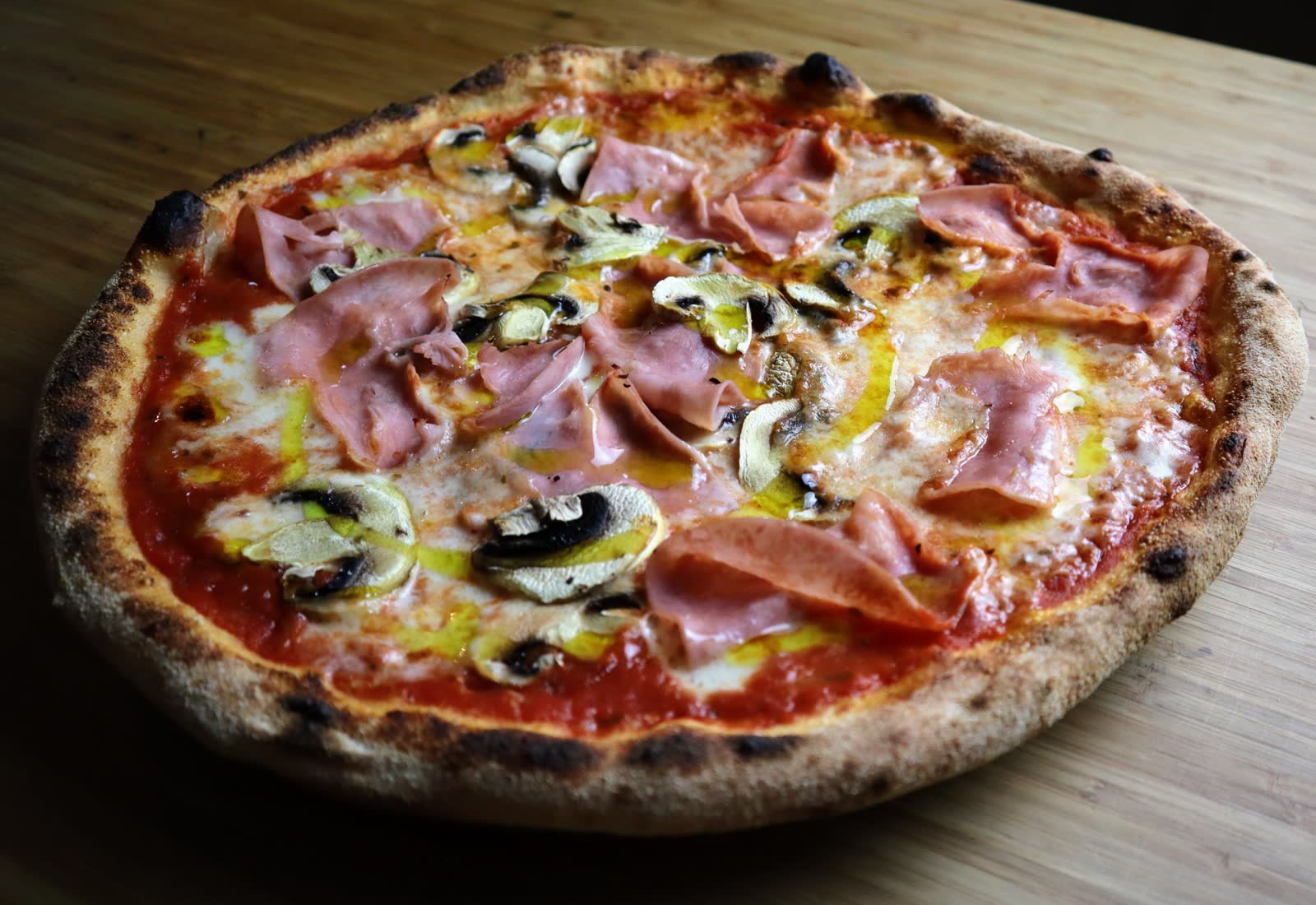 Prosciutto e Funghi pizza